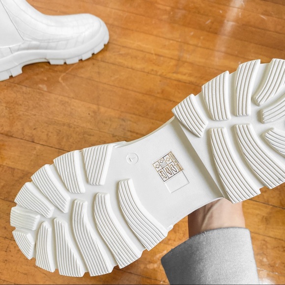 Cream Pu Croc Chunky Sole Chelsea Ankle Boots - Picture 3 of 9